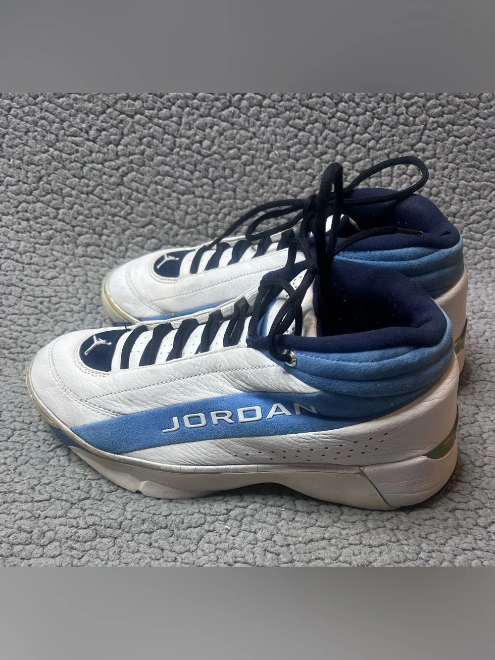Vintage Jordan Team Showcase UNC Athletic Shoes Men’s Size 10.5 White & Blue
